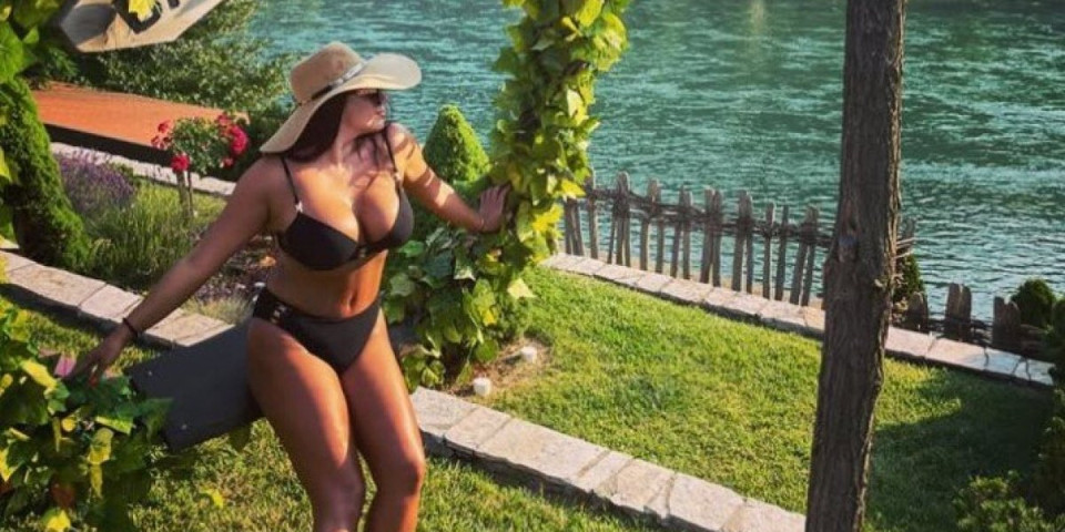 Zvanično najbolja riba: Pevačica dobila Oskara za najveće grudi - Zaista i više nego zasluženo!