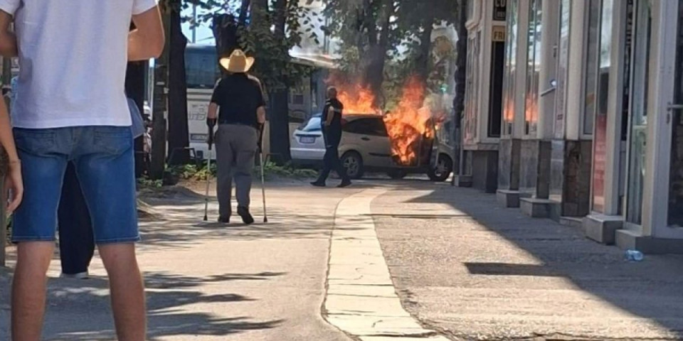 Zapalio se automobil usred vožnje: Drama na kraljevačkom kolovozu, buktinja sklonjena u poslednji čas (FOTO)