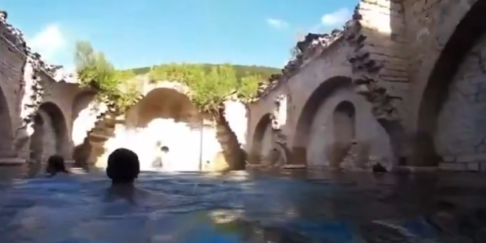 Može li gore od ovoga? Nakon snimka turista koji skaču sa zidina crkve, isplivao novi: Plivaju i gledaju u ikone - Region u šoku (VIDEO)