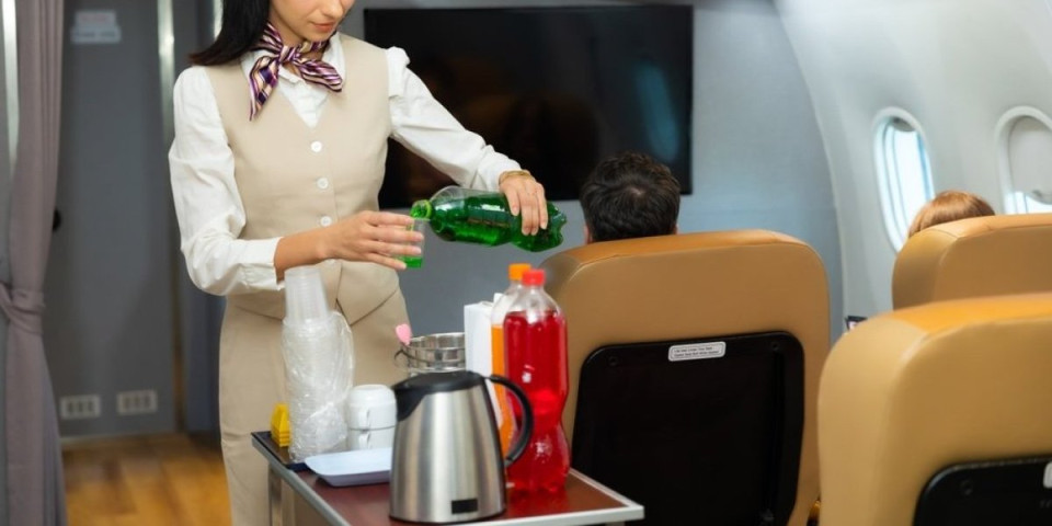 Stjuardese otkrivaju: Ova pića nikada ne naručujte u avionu – Jedno svi pijemo