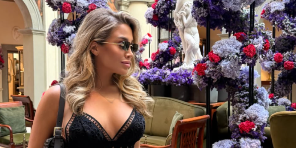 Bujno poprsje utegla u crnu čipku! Dačićeva bivša snajka provokativnim izdanjem zapalila Rim