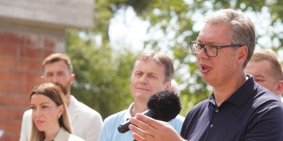 Pun gas! Vučić u Vladimircima: Predsednik obilazi osnovnu školu u selu Provo (FOTO, VIDEO)