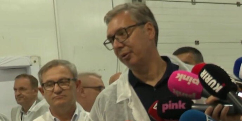 Pun gas! Vučić stigao u Koceljevu: Predsednik obilazi fabriku Frut (FOTO, VIDEO)