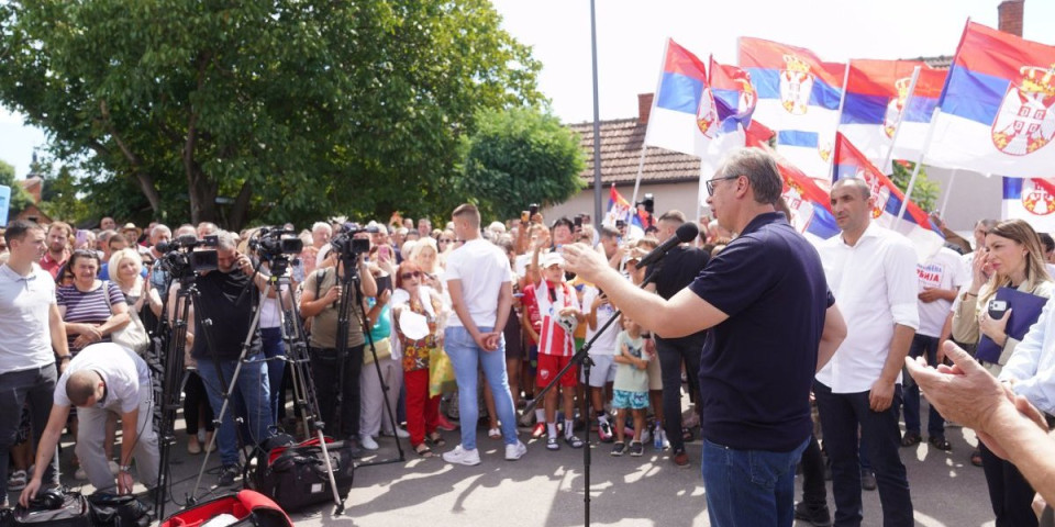 Predsednik sa narodom! Vučić u Koceljevi: Rešićemo probleme sa snabdevanjem vode (FOTO, VIDEO)