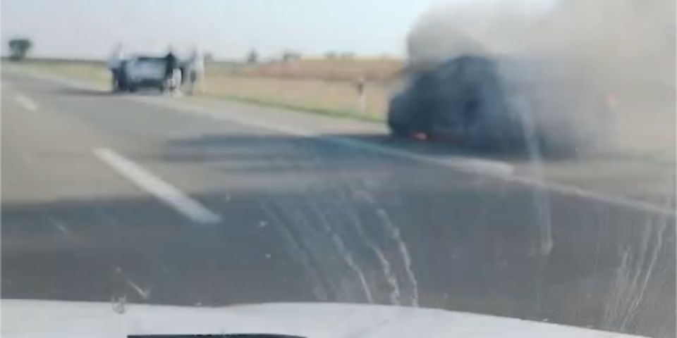 Zapalio se automobil kod isključenja za Bačku Topolu: Gust dim i plamen gutaju vozilo! (FOTO/VIDEO)