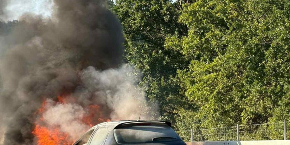 Posle masovne tuče zapalio auto bakljom: Maloletnik u Nikšiću digao "dačiju" u plamen