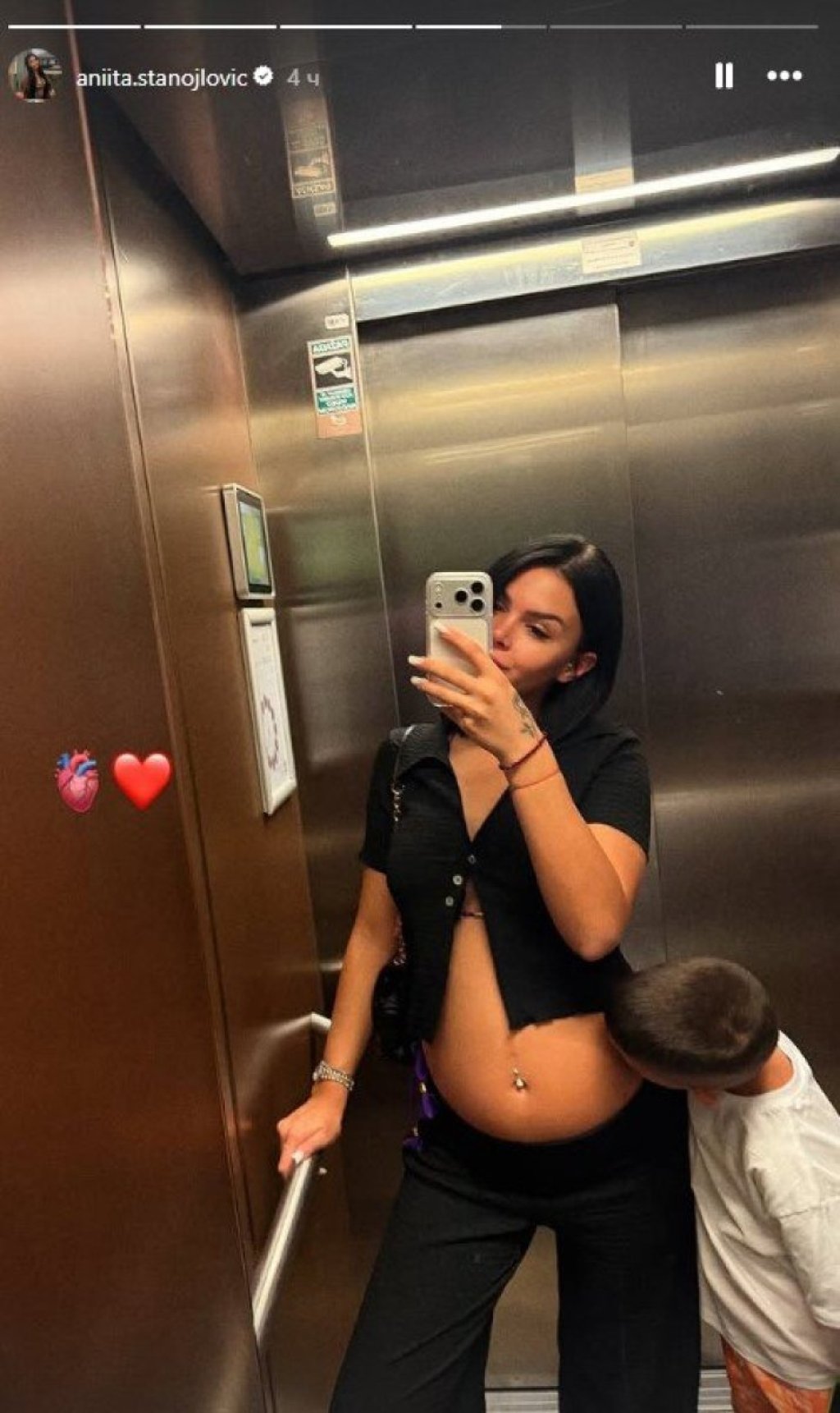 (FOTO) Popucali dugmići zbog velikog stomaka! Anita Stanojlović pozirala u kratkom topiću - Sa njom na slici on