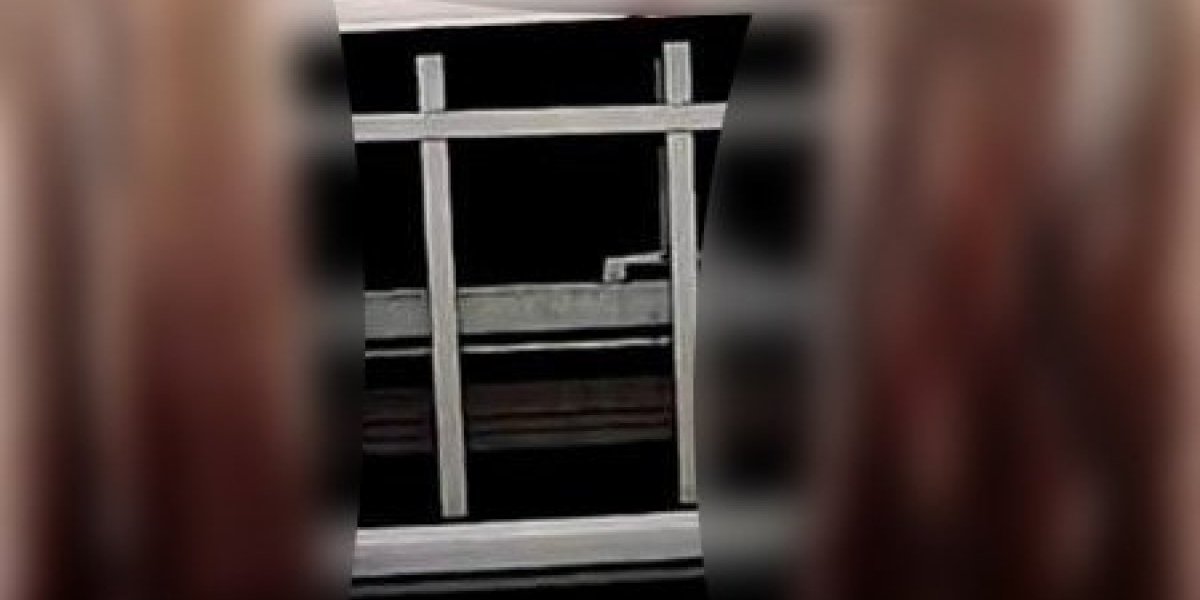 Unutrašnja strana prozora sa tragovima krvi