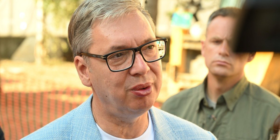Predsednik sa narodom i herojima! Vučić od ranog jutra u Deliblatskoj peščari: Sa spasiocima na prvoj liniji fronta protiv vatrene stihije