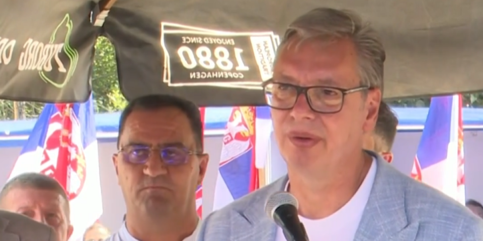 Vučić sa narodom u selu Lopardince: Apsolutno ste u pravu, razumem vaš jed i bes (FOTO/VIDEO)