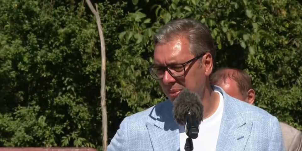Vučić u Trgovištu: Predsednik obilazi radove na lokalno putu: Ja sam tu da služim vama (FOTO/VIDEO)