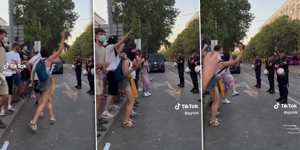 Prvo glume tugu, a onda prave cirkus: Maskirani blokaderi tišinu zamenili jezivom provokacijom policije - ovo morate da vidite! (VIDEO)