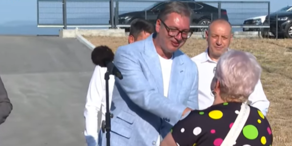 "Život nam je bolji od kada ste vi predsednik": Baka se poklonila Vučiću u Vranju! (FOTO)