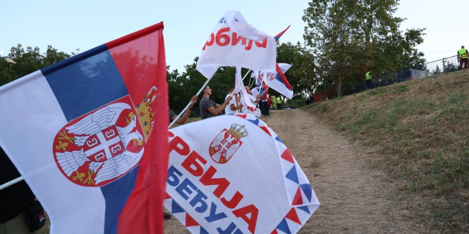 Veliki skup naprednjaka: Pristalice SNS iz Priboja, Prijepolja, Sjenice, Nove Varoši, Čajetine stižu u Užice (VIDEO)