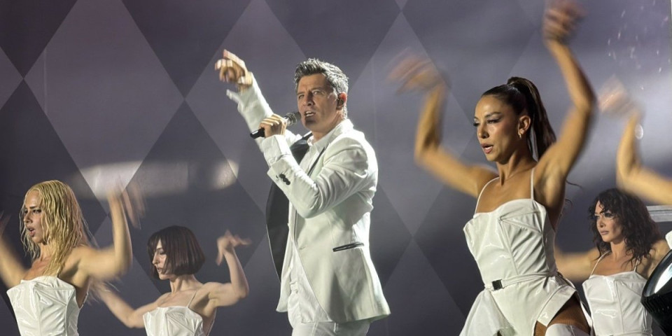 Sakis Ruvas zapalio Ušće! Srpkinje pale u delirijum, čuveni Grk izveo vreli ples (VIDEO)
