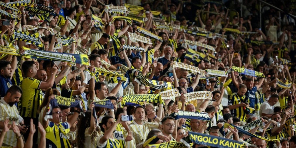 Poznato u kakvom je stanju fudbaler Fenerbahčea! Samo se sručio na terenu i ostao da leži nepomično (UZNEMIRUJUĆE)