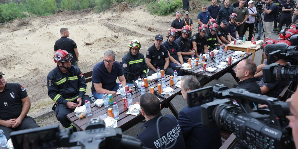 Ovo je dno dna! Blokaderi ponižavaju heroje vatrogasce – Da li je moguće da su ovo smislili? (FOTO)