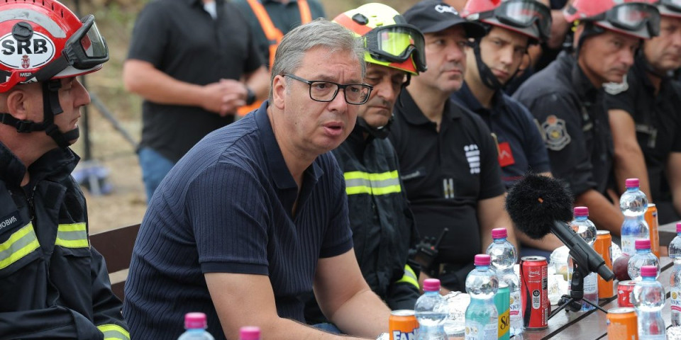 "Odlikovaću ove heroje, nema izgubljenih života!" Vučić među vatrogascima u Deliblatskoj peščari