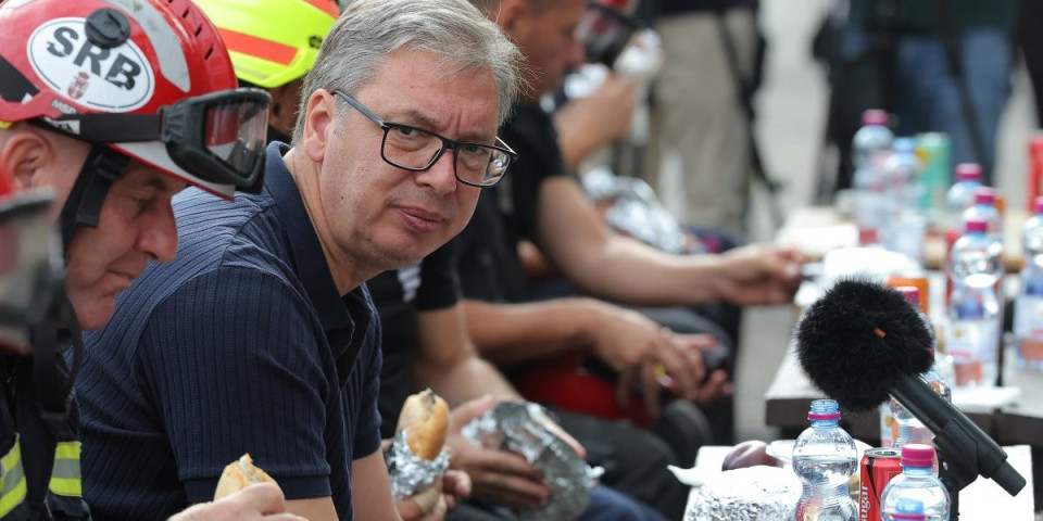 "Sram ih bilo, gade mi se onakvi lažovi!" Vučić brutalan prema blokaderima: Ljudi ovde rizikuju živote i ostavljaju decu, a oni izmišljaju