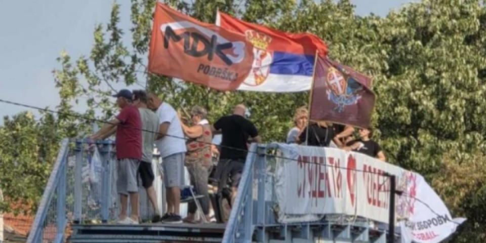Lešinare po Srbiji! "Uvozni" ekstremisti iz Beograda okupirali Kragujevac: Oteli lokalcima pasarelu da bi izazvali krvoproliće i haos (FOTO)