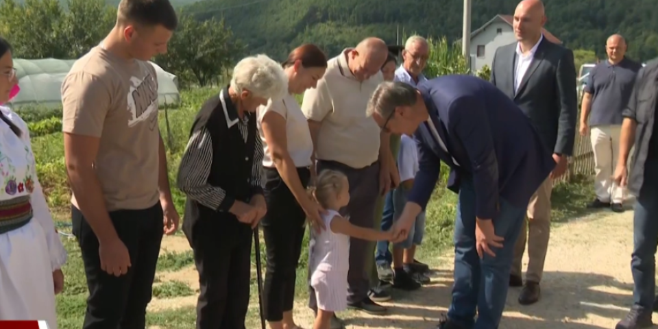 Neverovatne scene u Deževi! Dečica čekala predsednika Vučića, a on im doneo najlepše vesti