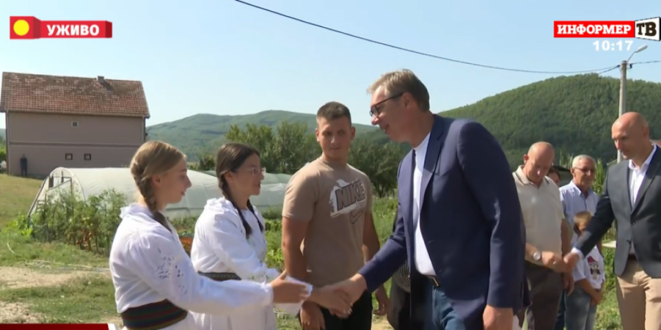 Vučić obilazi Raški okrug! Predsednik posetio porodicu Bugarić - razgovara sa meštanima (VIDEO)