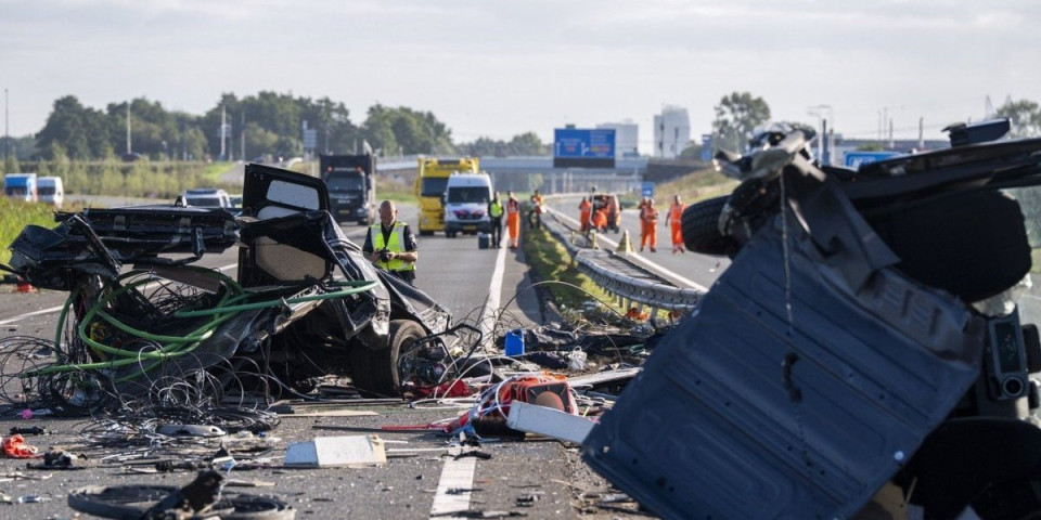 Užas! Autobus pun dece udario u automobil: Veliki broj učenika hitno prevezeno u bolnicu