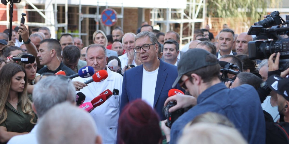 Vučić u Raškom okrugu! Predsednik obilazi Opštu bolnicu u Novom Pazaru - najavio velika ulaganja (FOTO/VIDEO)