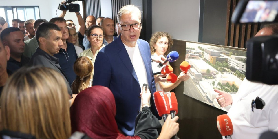 Vučić u Raškom okrugu! Predsednik razgovara sa narodom u Novom Pazaru (FOTO/VIDEO)
