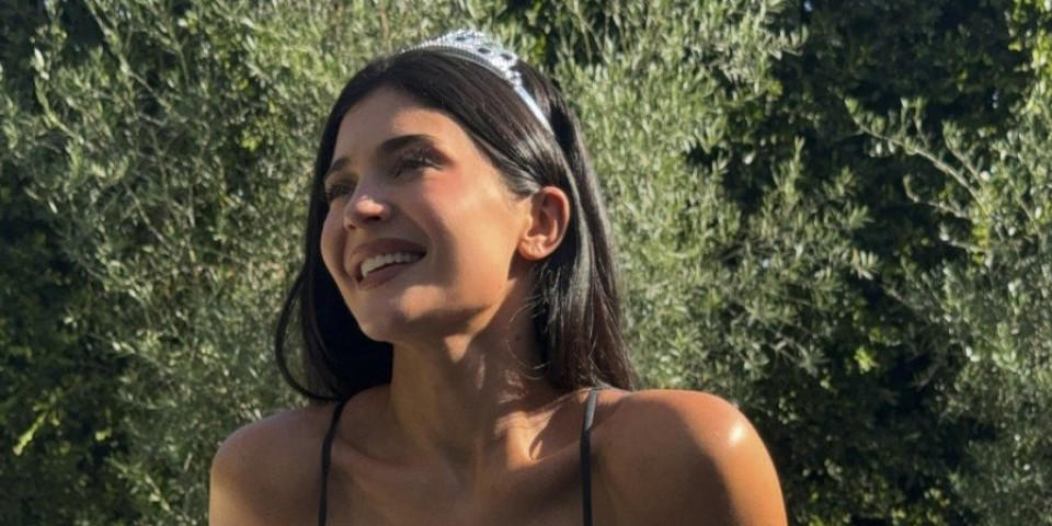 Grudi kao zrele lubenice: Minijaturni bikini samo što ne pukne - Kajli oblinama baca u trans (FOTO)
