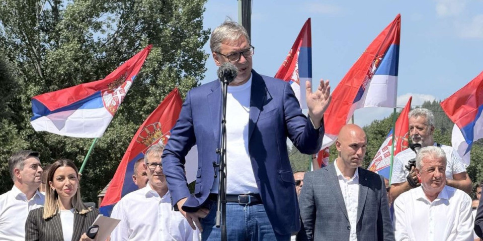 Vučić u Raškom okrugu! Predsednik razgovarao sa narodom u Novom Pazaru (FOTO/VIDEO)