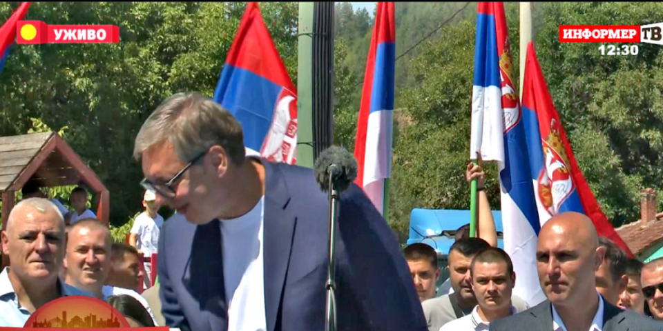 Emotivan gest dobio gromoglasan aplauz: Devojčica u Novom Pazaru prišla Vučiću i uručila mu poklon za sina Vukana! (FOTO)