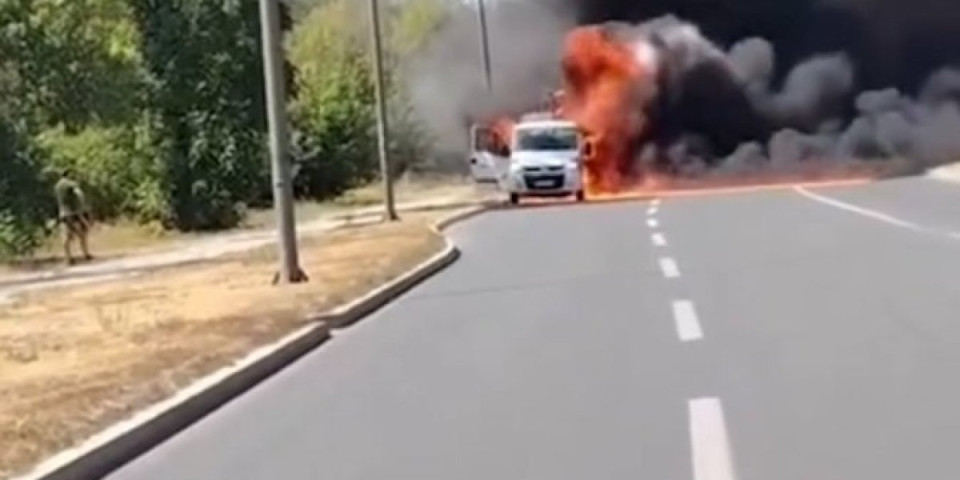 Zapalio se kamion u Novom Sadu: Vatrena stihija progutala vozilo (FOTO/VIDEO)