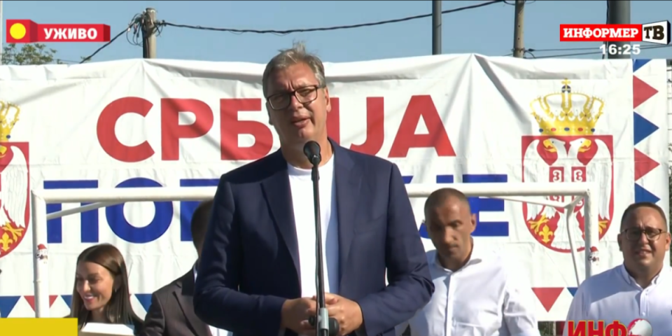 Vučić sa građanima u Kraljevu! Ori se "Aco, Srbine" (FOTO/VIDEO)