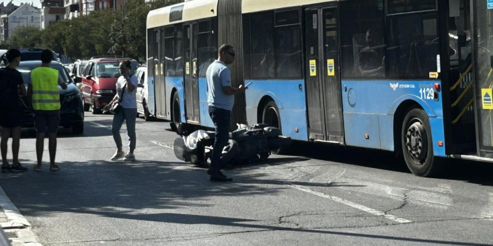 Udes u Novom Sadu! Oboren motociklista na Bulevaru patrijarha Pavla, vozača nema na licu mesta (FOTO)