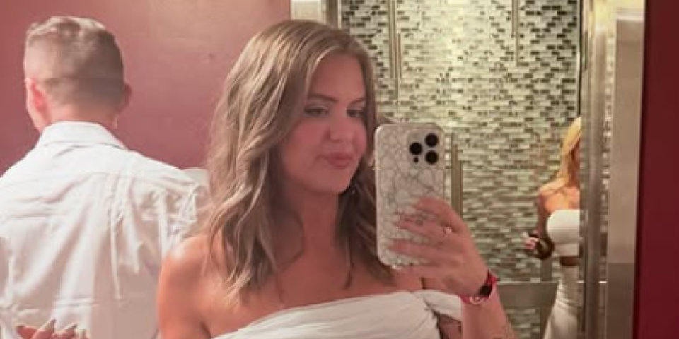 Spava sa penzionerima u staračkim domovima: Zavodi dede i zarađuje brdo love (VIDEO)