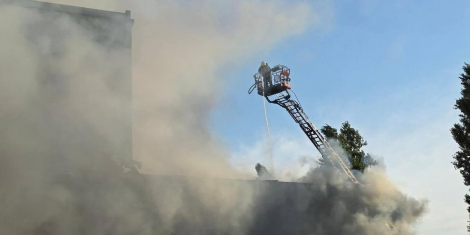 Drama u Novom Sadu: Eksplozija prethodila velikom požaru - Veliki broj vatrogasaca na terenu (FOTO)