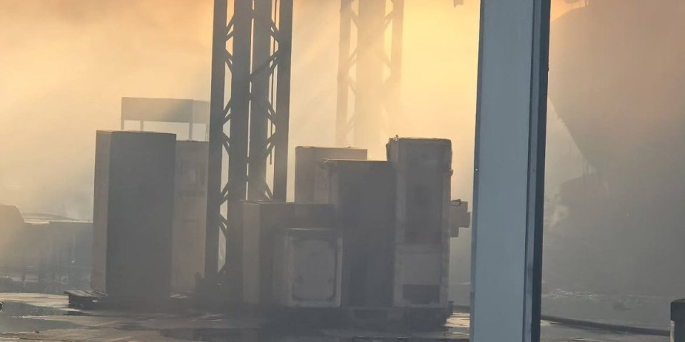 Dim, plamen, detonacije: Lokalizovana vatrena stihija u Novom Sadu (FOTO/VIDEO)