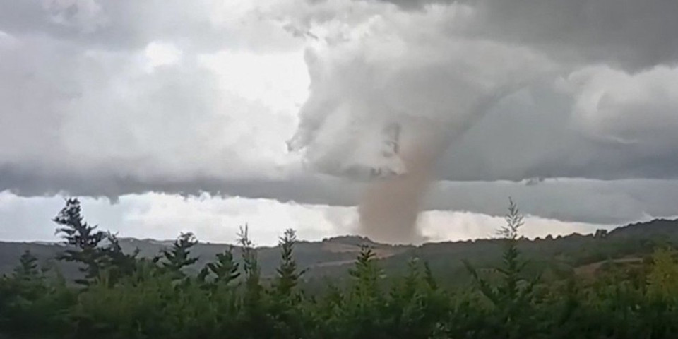 (VIDEO) Horor! Ogroman tornado se obrušio na ljude: Internetom kruže jezivi snimci, zbrisao je sve što mu se našlo na putu