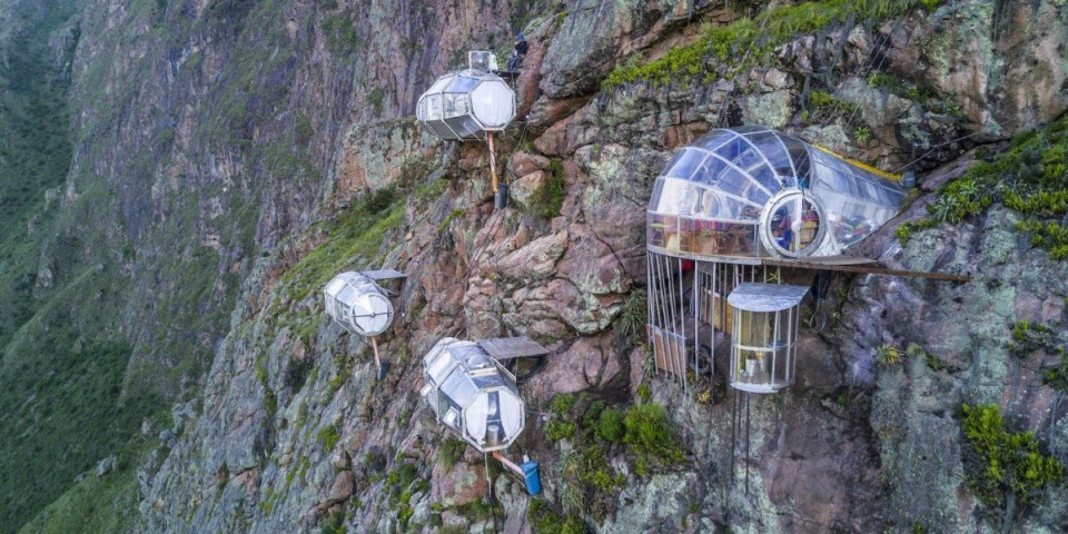 Noćenje nad ponorom: Hotel visi 400 metara iznad zemlje - pogled iz kreveta ledi krv u žilama (VIDEO)