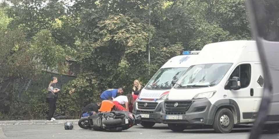 Oboren motociklista na Voždovcu: Hitna pomoć na mestu nezgode (FOTO/VIDEO)
