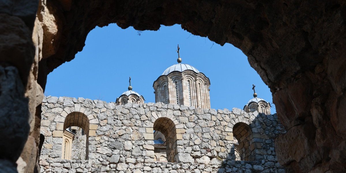 Nikola Selaković u manastiru Manasija