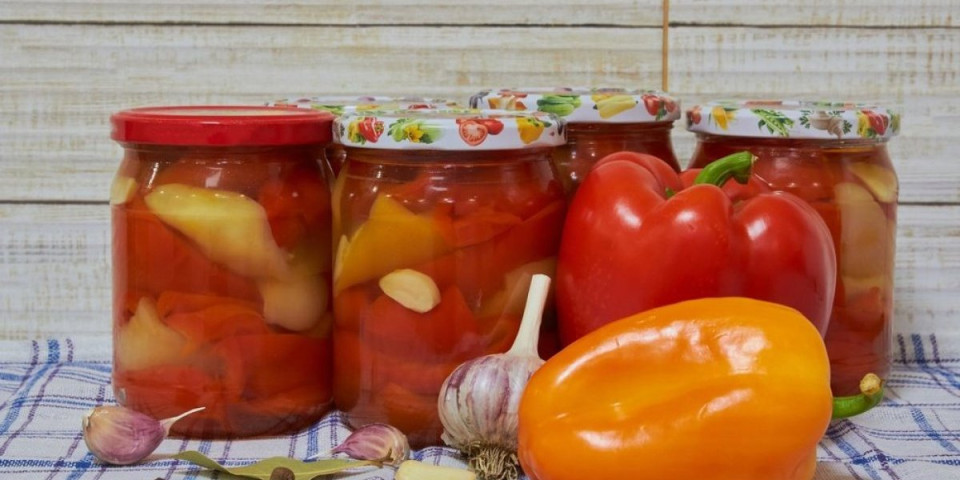 Kisele pečene paprike sa belim lukom: Jednostavan recept gotov za samo sat vremena