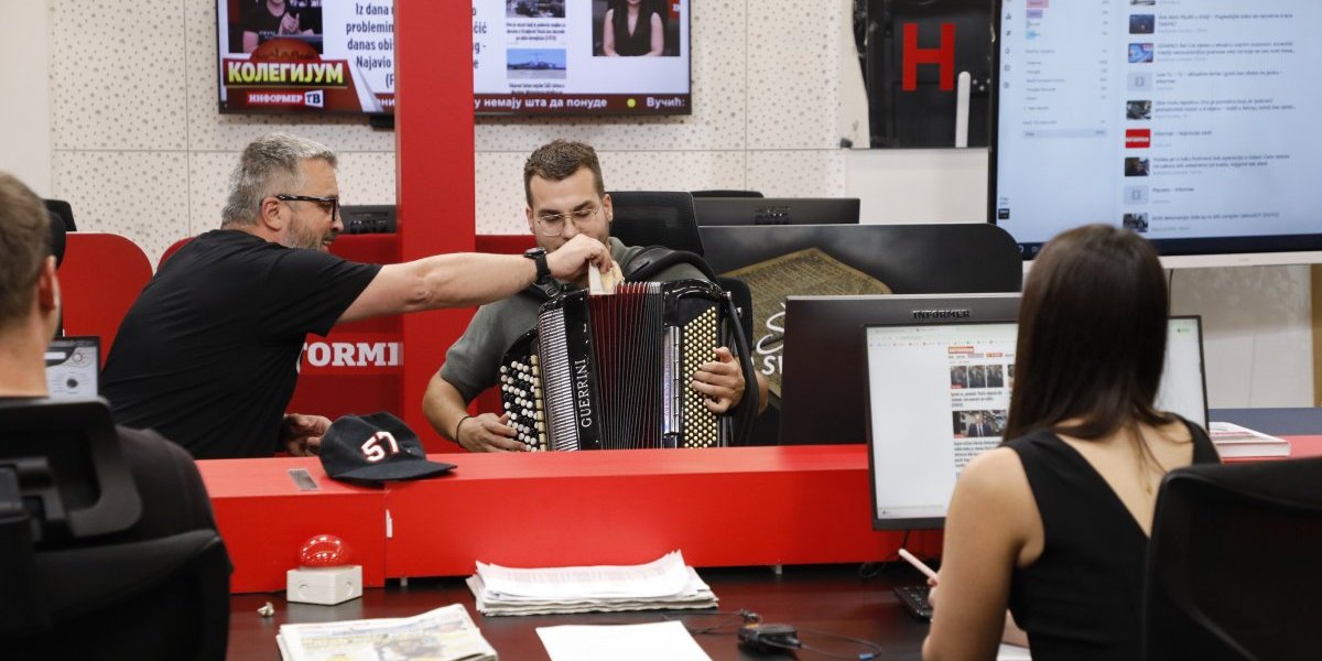 Uroš Rstić doneo harmoniku u Kolegijum 2