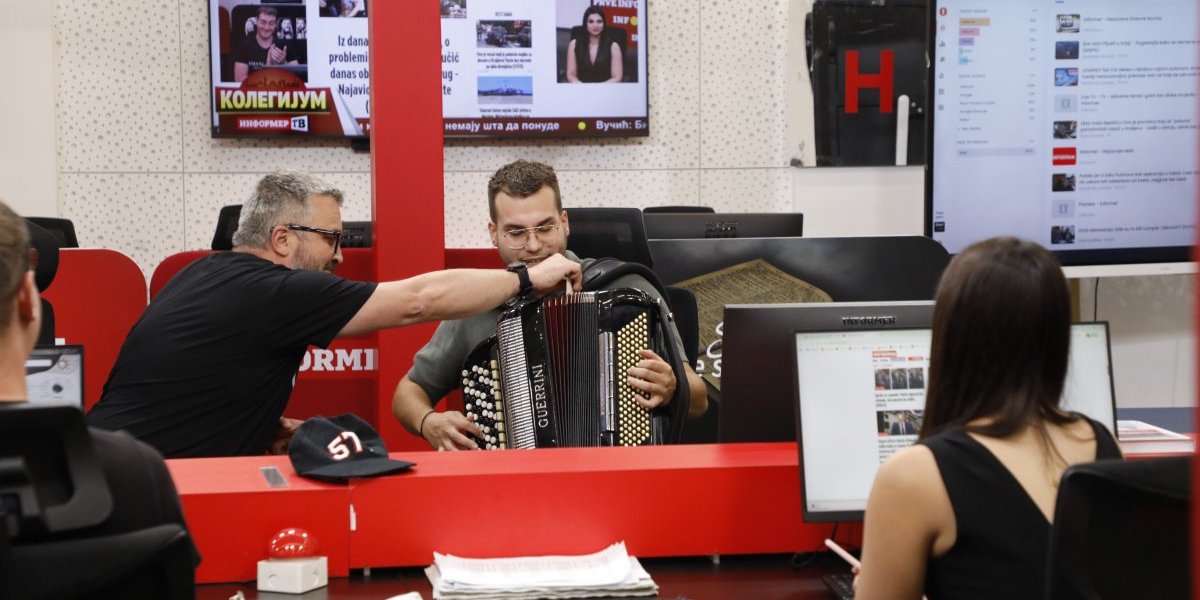 Uroš Rstić doneo harmoniku u Kolegijum 2