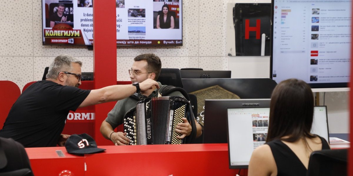 Uroš Rstić doneo harmoniku u Kolegijum 2