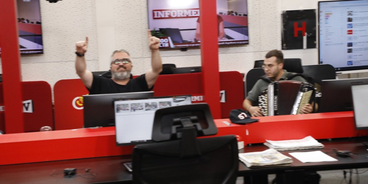 Uroš Rstić doneo harmoniku u Kolegijum 2