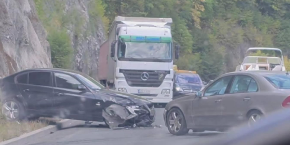 Vozila smrskana, delovi rasuti po putu: Lančani sudar na izlazu iz Užica ka Zlatiboru (FOTO)