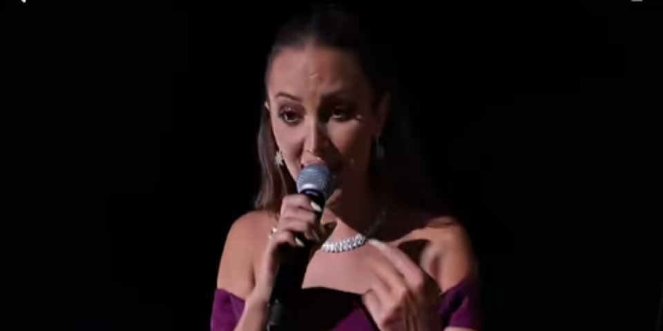 Haos na Prijovićkinom koncertu! Tinejdžerka poletela sa bine: Pevačica hitno reagovala (VIDEO)