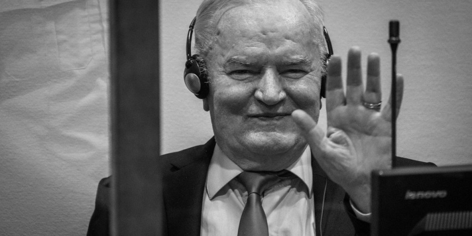 Generale, pozdravi nam svoju nebesku vojsku! Srbi se opraštaju od Mladića - potresno!